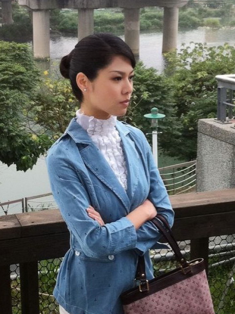 白家绮 水泼事业线诱惑无限