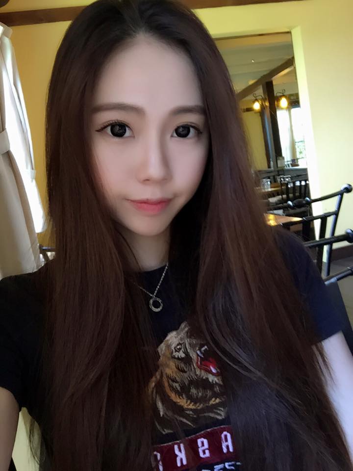 张钧棉 阶梯上这个从上到下的角度拍让好身材!