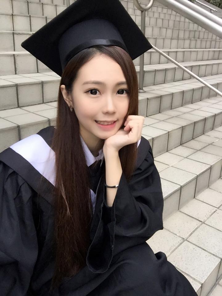 张钧棉 阶梯上这个从上到下的角度拍让好身材!