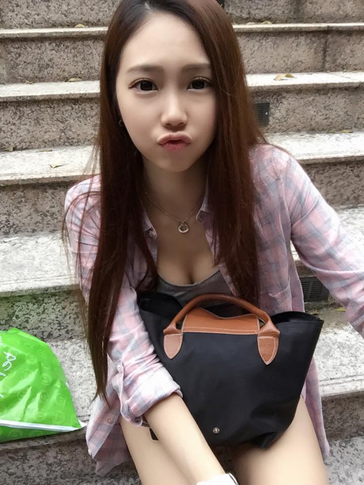张钧棉 阶梯上这个从上到下的角度拍让好身材!