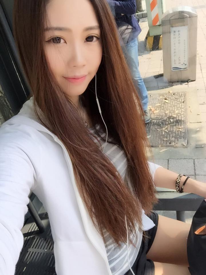 张钧棉 阶梯上这个从上到下的角度拍让好身材!