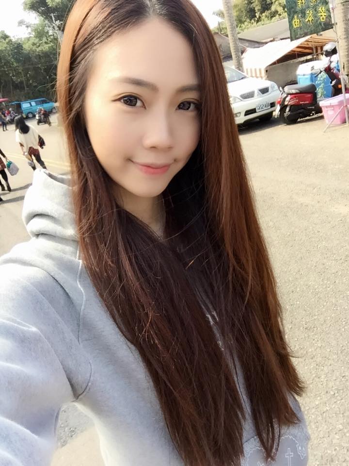 张钧棉 阶梯上这个从上到下的角度拍让好身材!