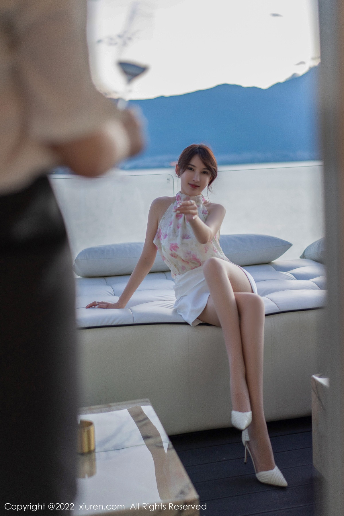 [XiuRen]高清写真图 2022.10.21 No.5743 奶瓶土肥圆矮挫丑黑穷 美腿短裙
