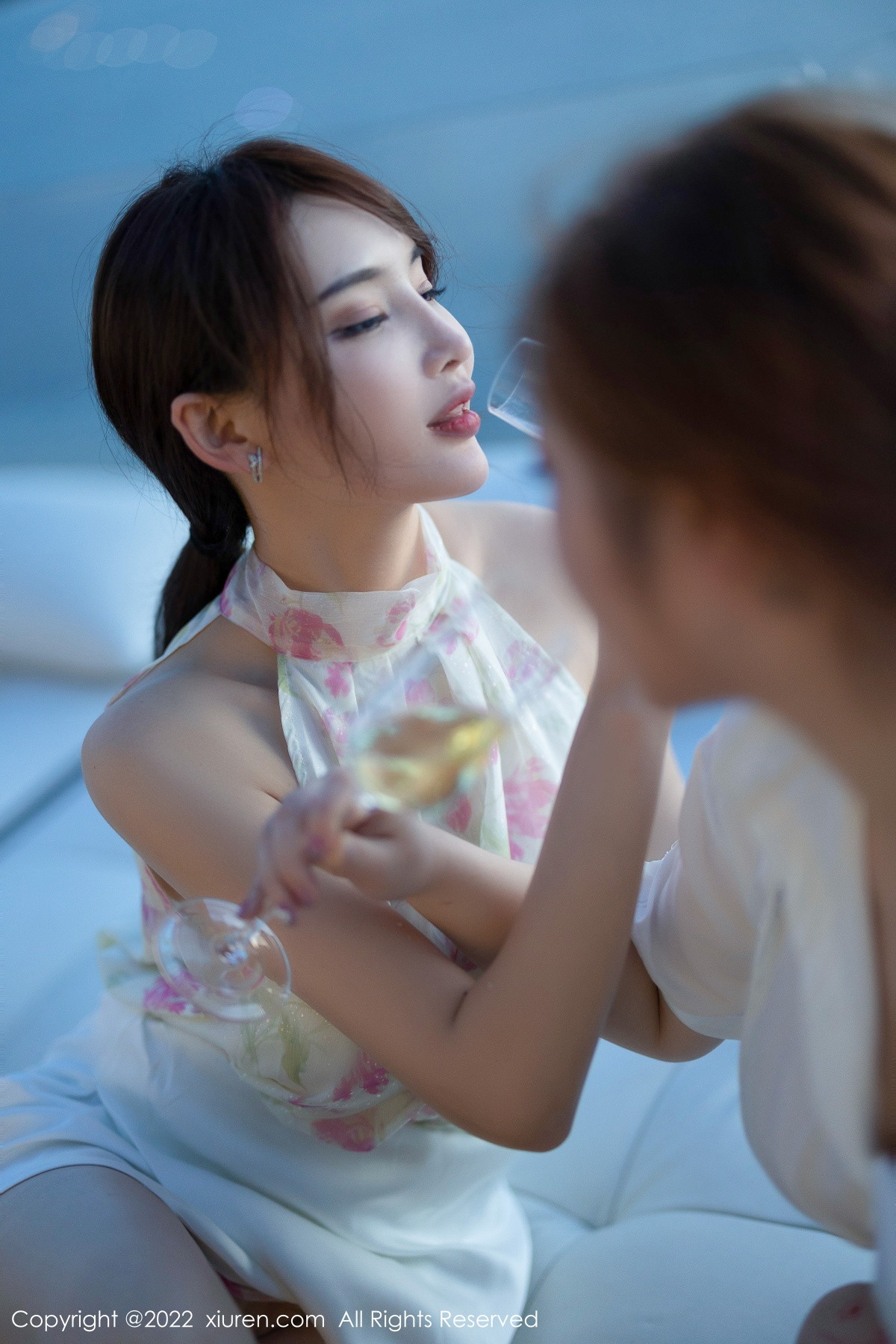 [XiuRen]高清写真图 2022.10.21 No.5743 奶瓶土肥圆矮挫丑黑穷 美腿短裙