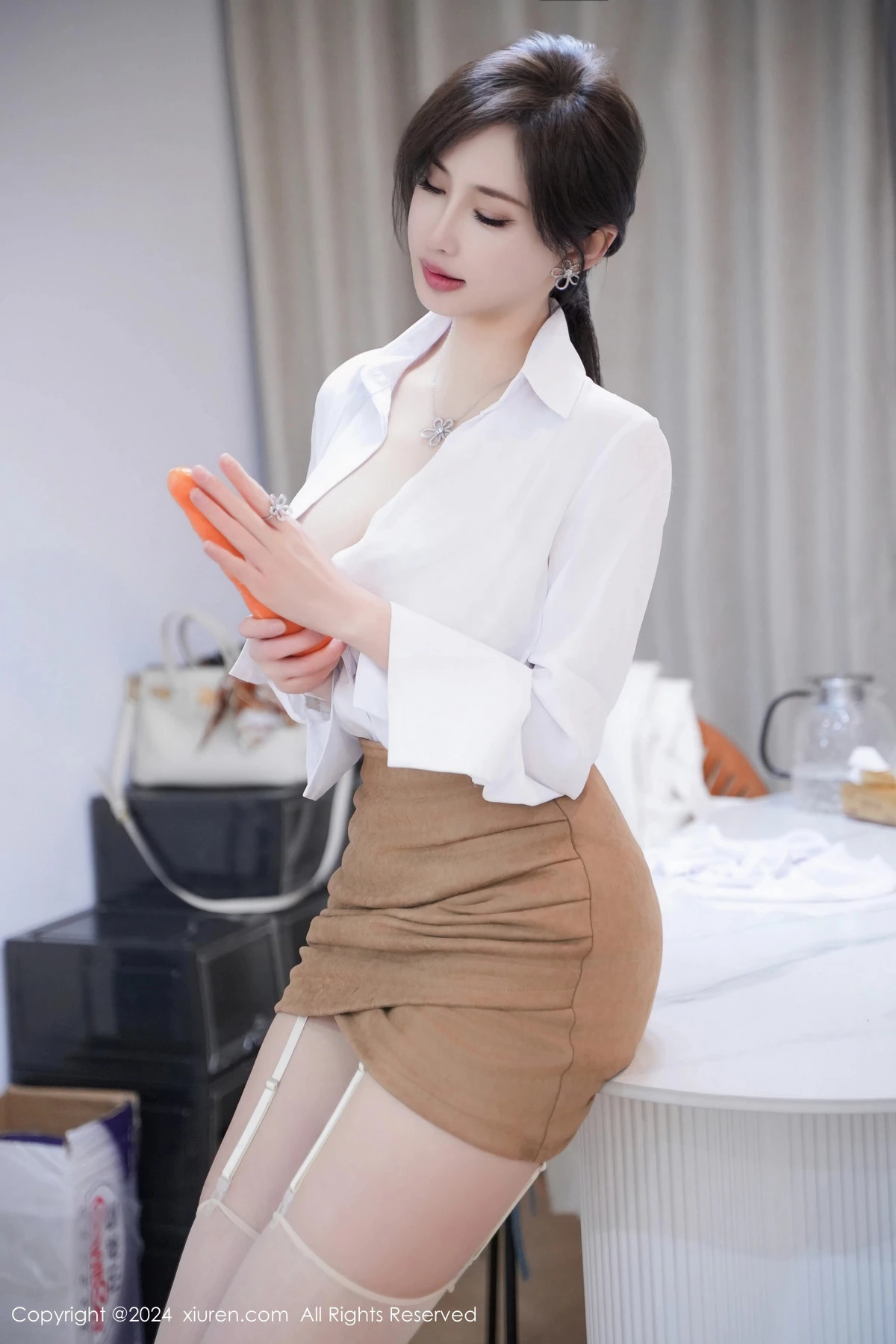 [XiuRen]高清写真图 2024.02.07 No.8083 Carol周妍希 丝袜性感
