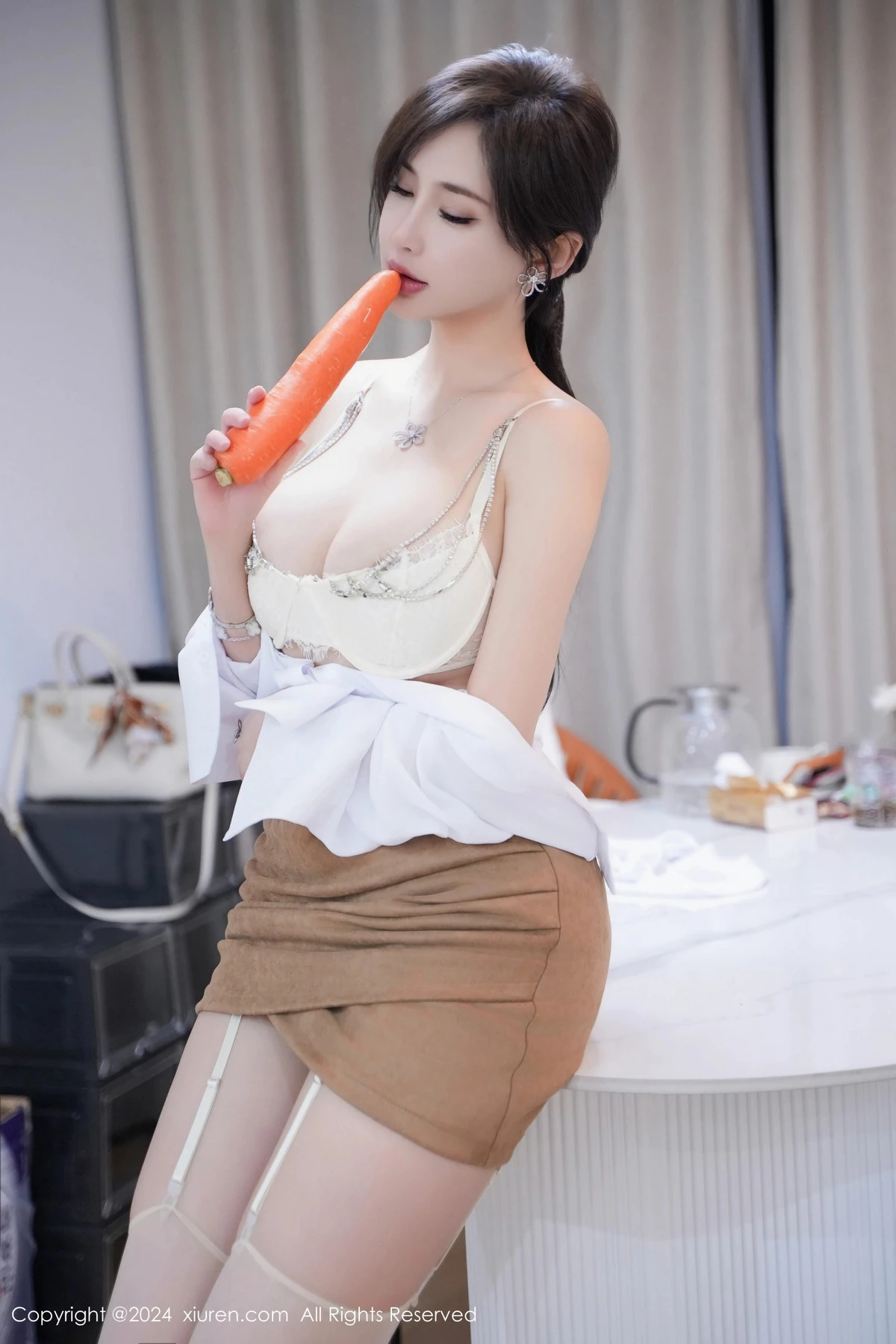 [XiuRen]高清写真图 2024.02.07 No.8083 Carol周妍希 丝袜性感