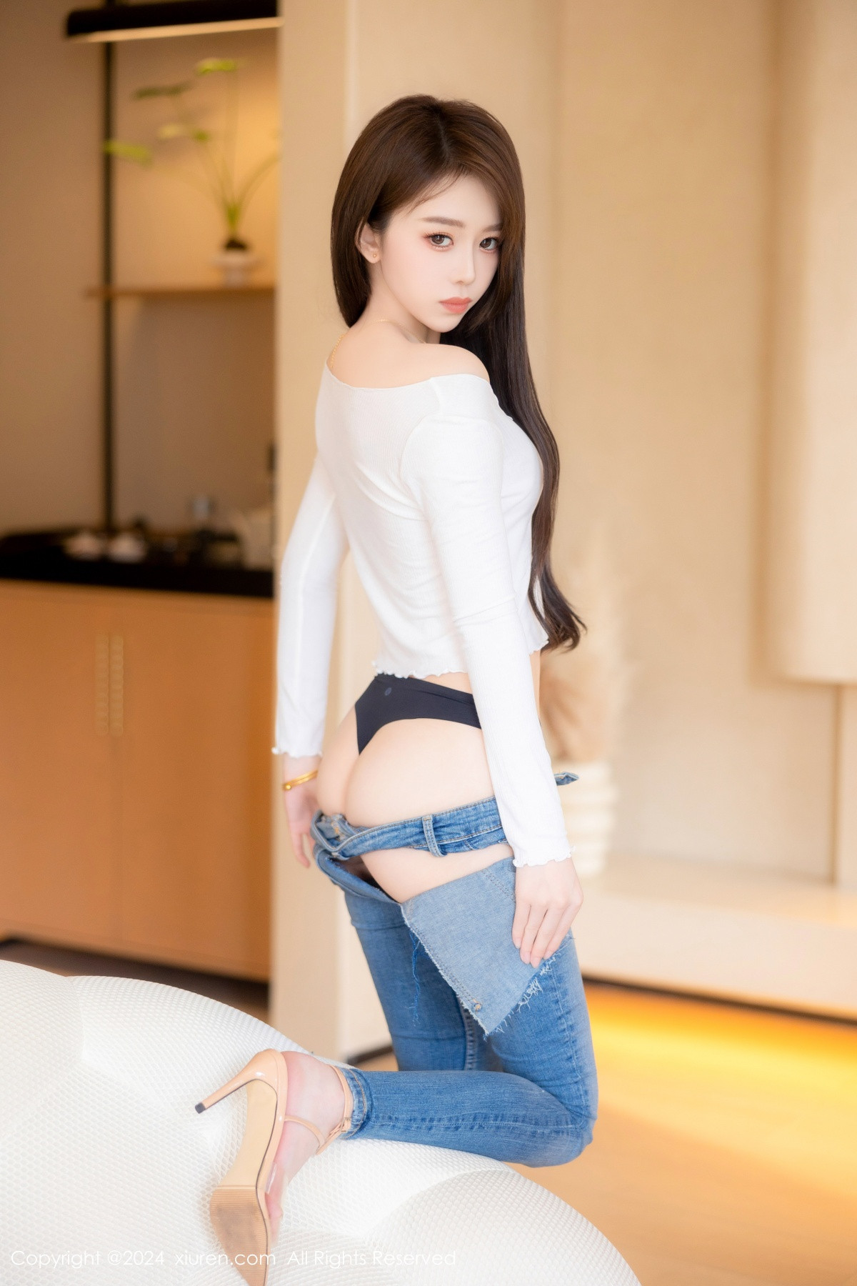 [XiuRen]高清写真图 2024.06.21 No.8740 奶瓶. 美腿性感