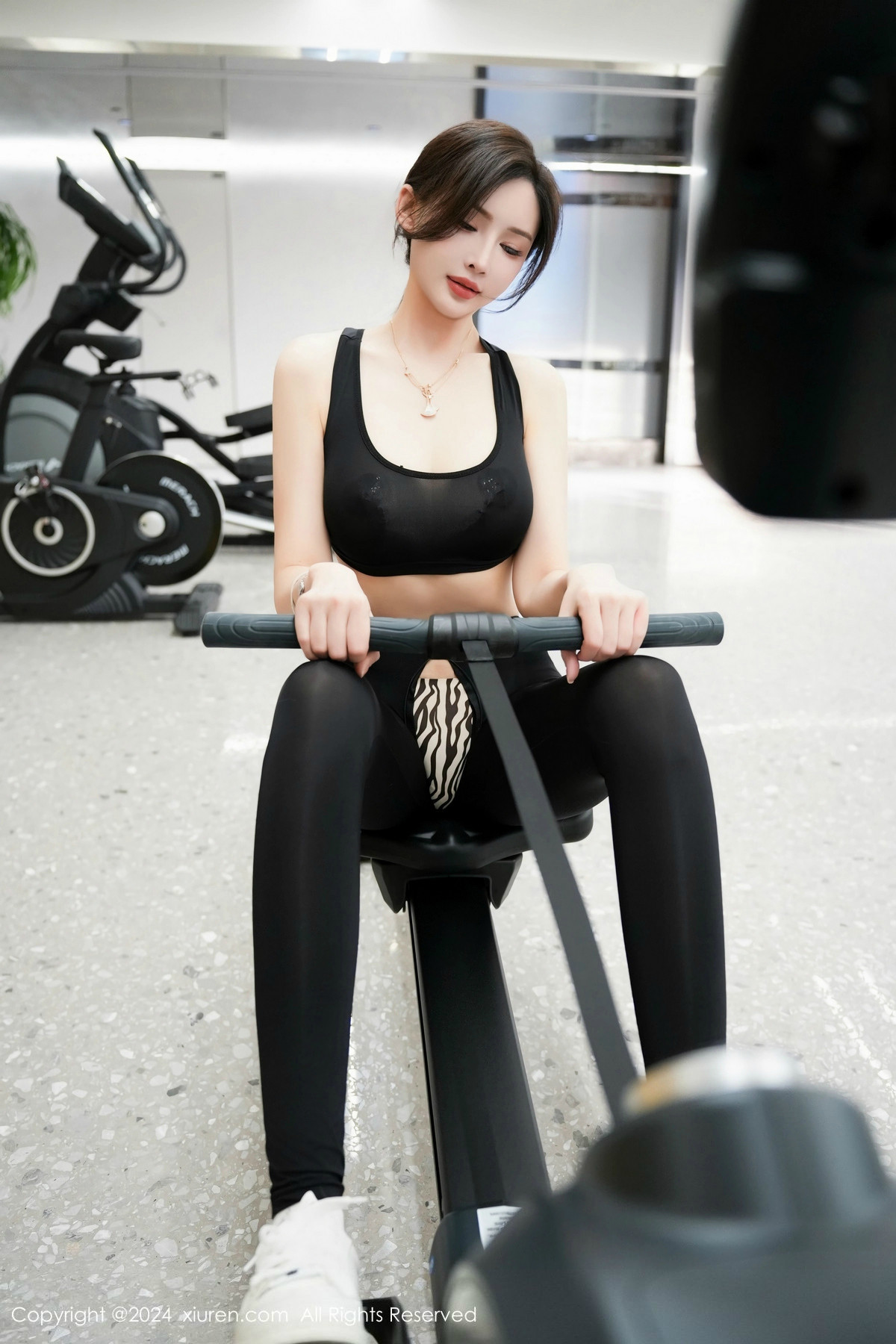 [XiuRen]高清写真图 2024.07.05 No.8810 Carol周妍希X 健身场景