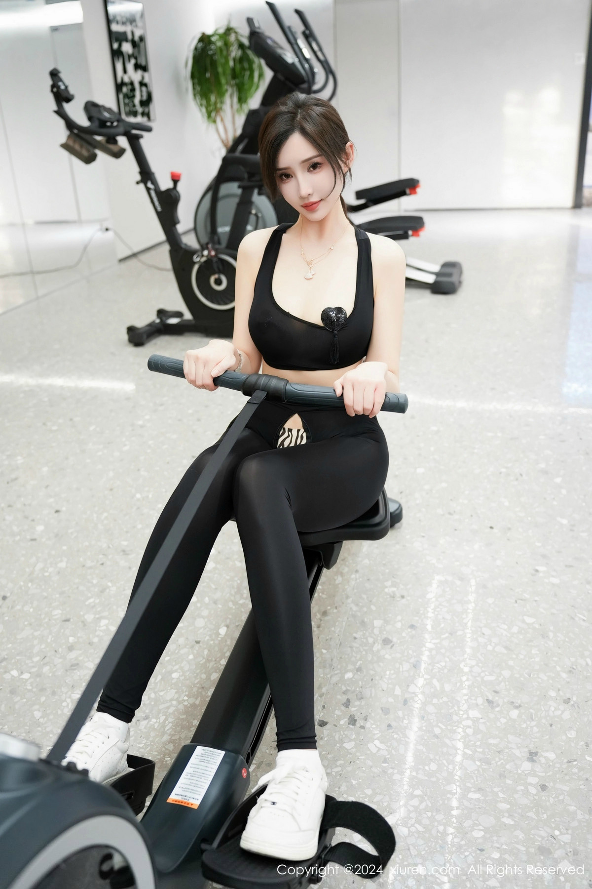 [XiuRen]高清写真图 2024.07.05 No.8810 Carol周妍希X 健身场景