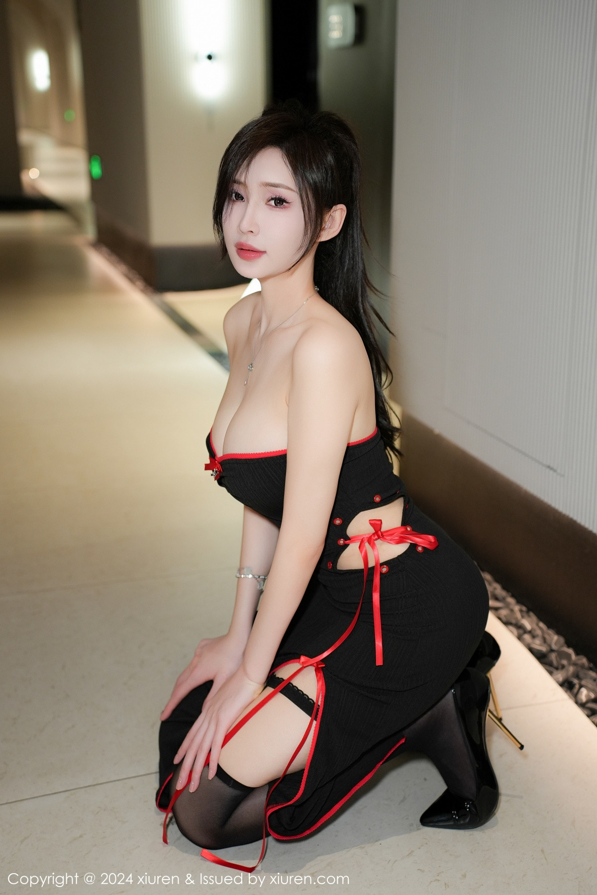 [XiuRen]高清写真图 2024.09.27 No.9220 奶瓶土肥圆 黑丝美腿