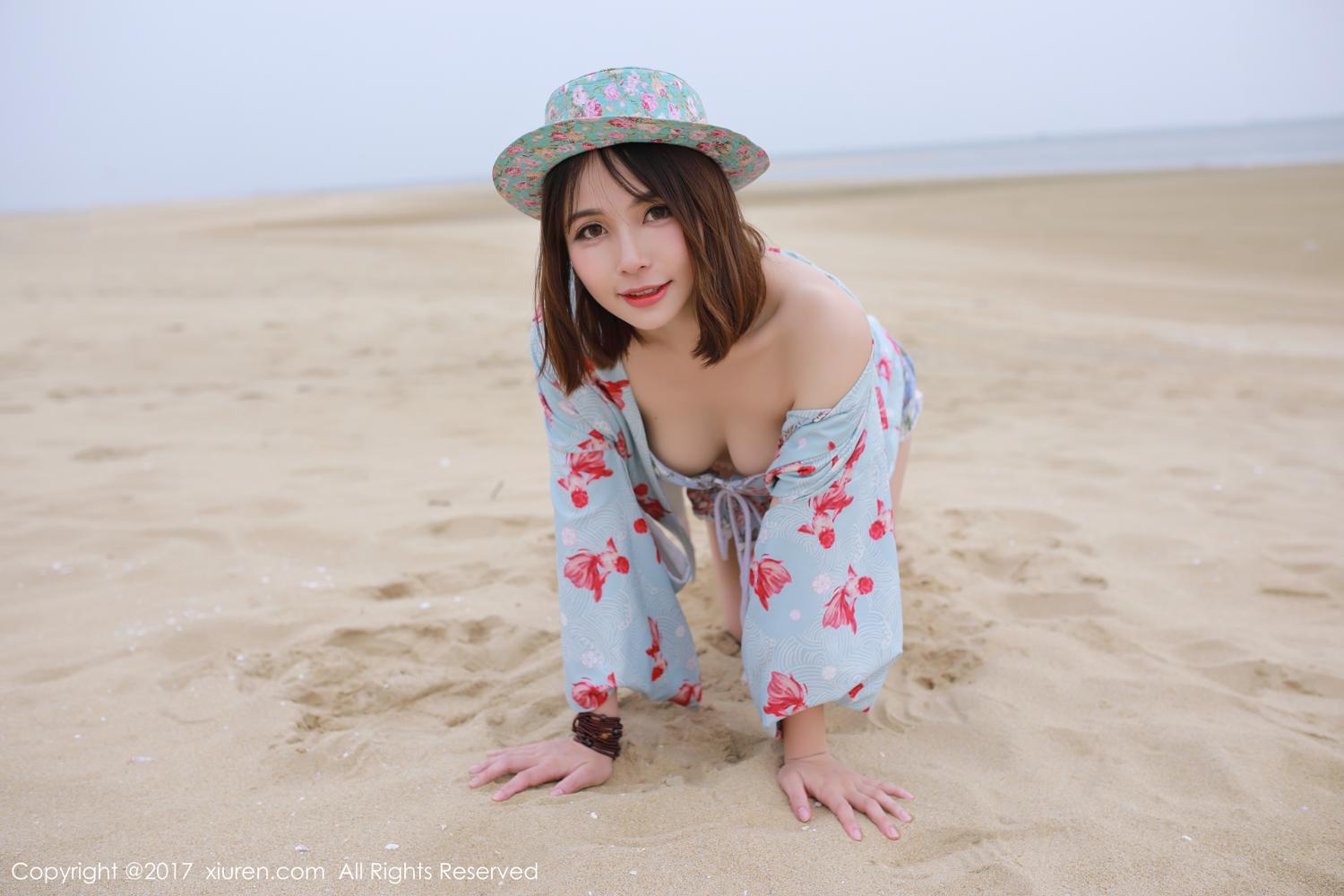"高中生"奈奈Fox复出 海边沙滩3套比基尼
