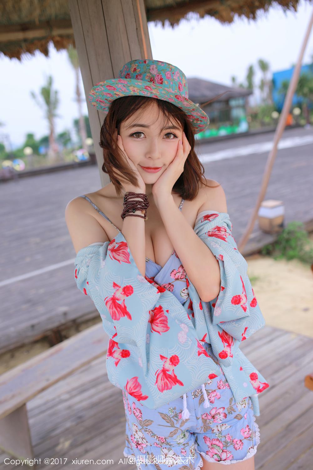 "高中生"奈奈Fox复出 海边沙滩3套比基尼