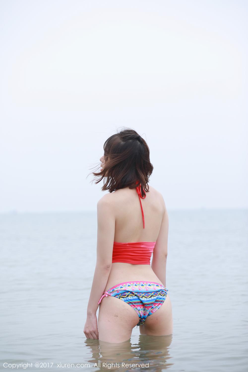 "高中生"奈奈Fox复出 海边沙滩3套比基尼