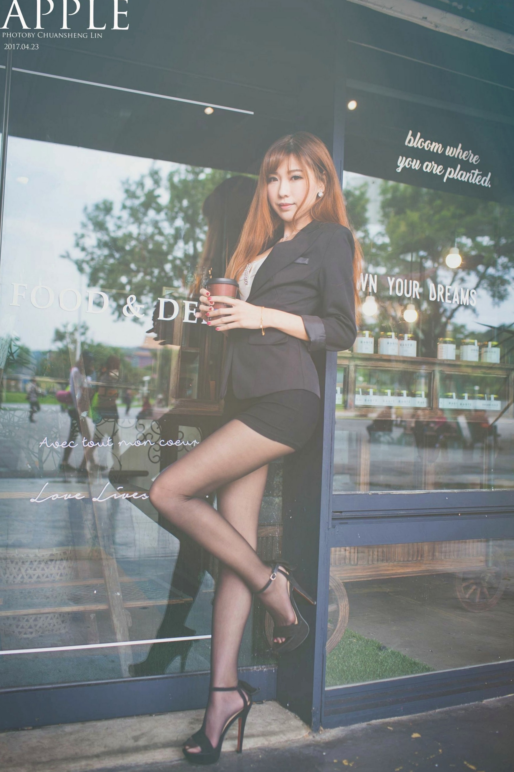 Gallery - 台湾正妹张闵净：OL职场制服诱惑，精致黑丝写真街拍台湾气质制服黑丝街拍 小净女神私房照_秀色女神 - image 22