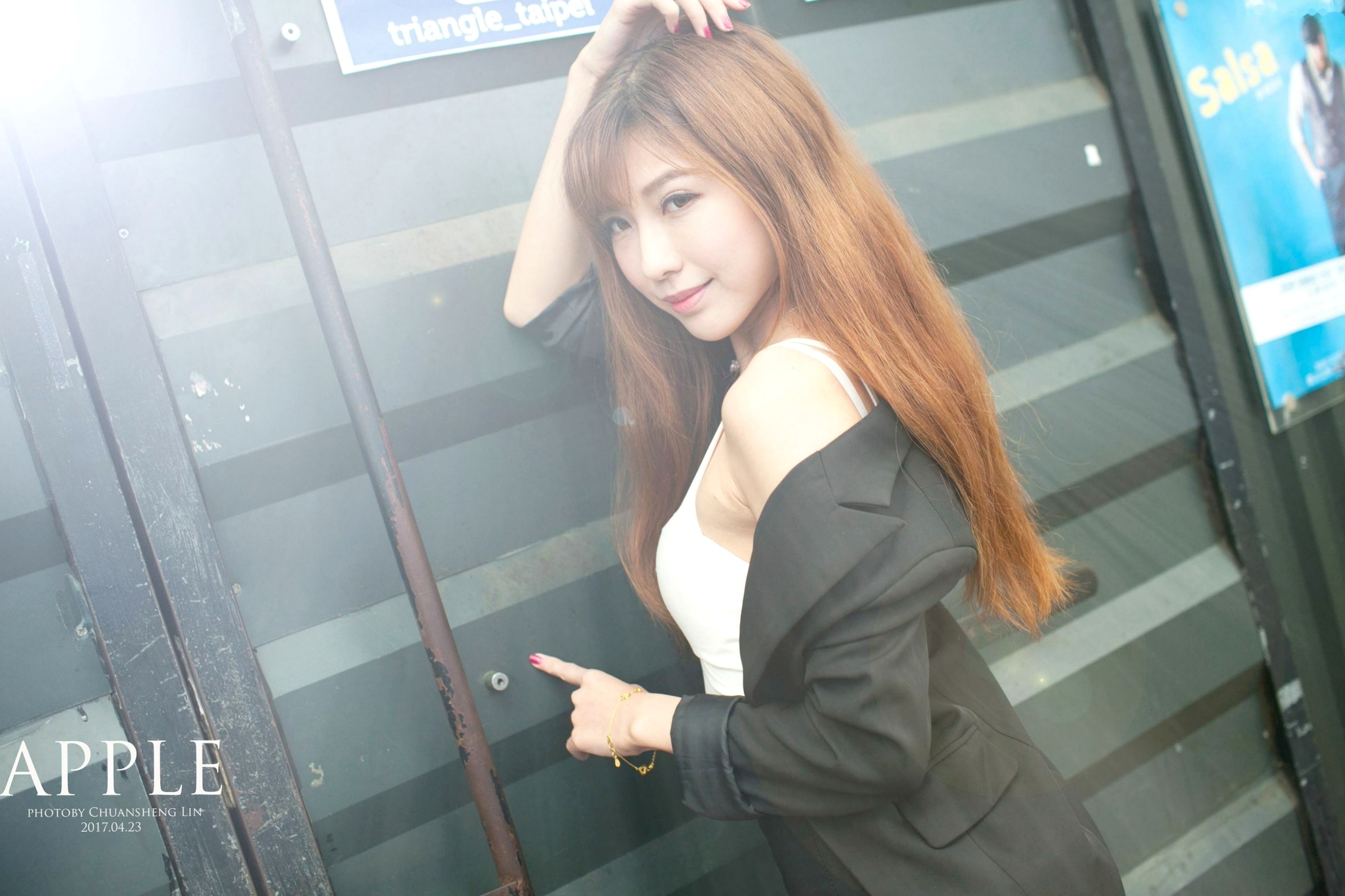 Gallery - 台湾正妹张闵净：OL职场制服诱惑，精致黑丝写真街拍台湾气质制服黑丝街拍 小净女神私房照_秀色女神 - image 32