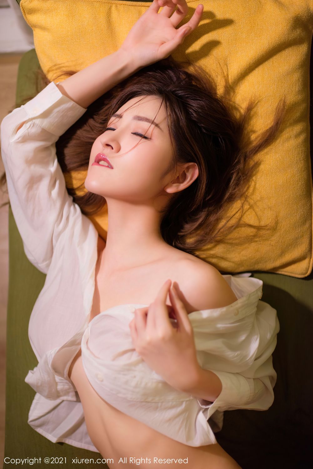 宅男女神沈梦瑶 慵懒的躺在沙发上