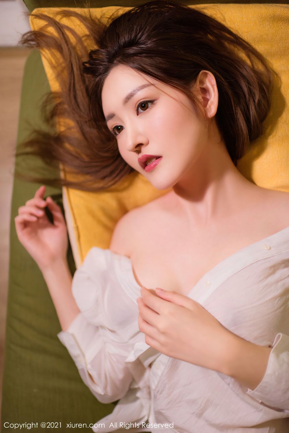 宅男女神沈梦瑶 慵懒的躺在沙发上