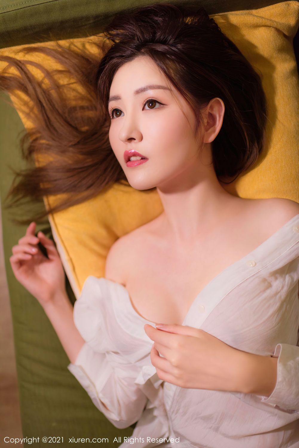 宅男女神沈梦瑶 慵懒的躺在沙发上
