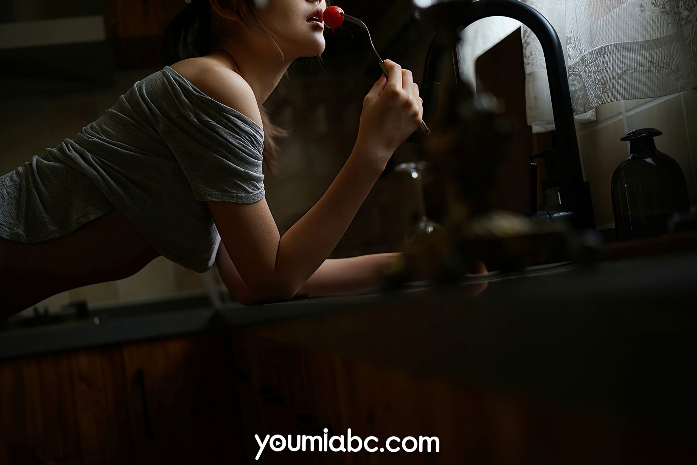 Gallery - YouMi尤蜜-2021.01.09-沈梦瑶《厨娘小梦》：厨房私房居家诱惑，光影下的性感唯美写真，无圣光大尺度呈现尤蜜荟 - Chiness Model 性感诱惑私房照大尺度居家 沈梦瑶女神私房照_秀色女神 - image 32