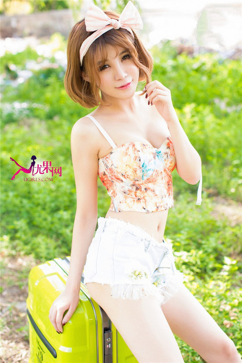 Alin [Ugirls尤果网]高清写真图第100期 娇羞可爱小美女户外