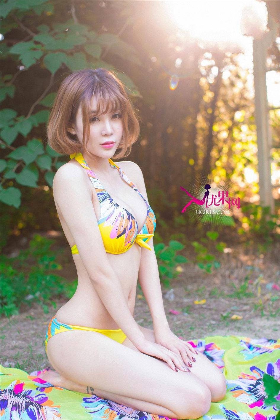 Alin [Ugirls尤果网]高清写真图第100期 娇羞可爱小美女户外