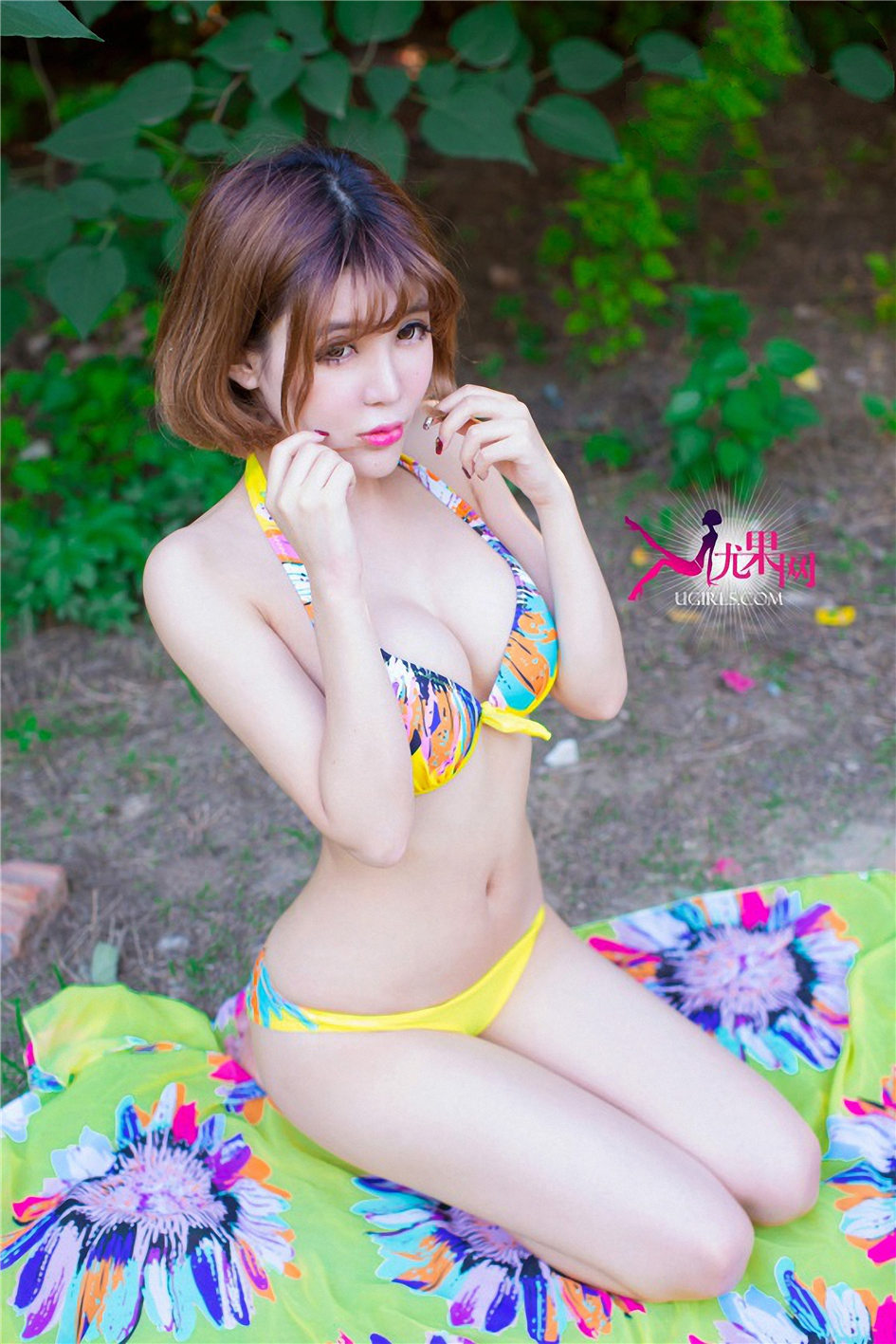 Alin [Ugirls尤果网]高清写真图第100期 娇羞可爱小美女户外
