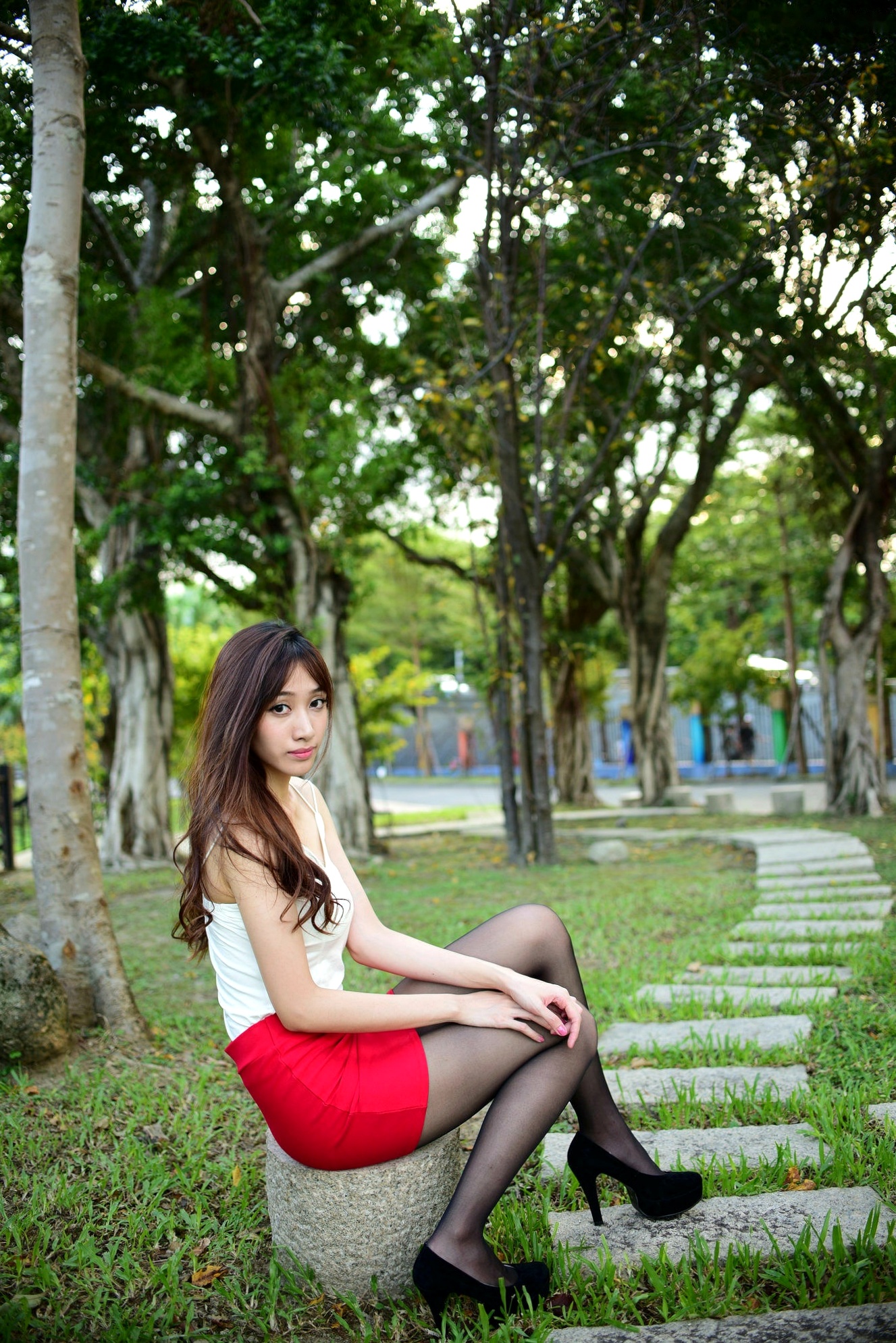 Gallery - 台湾正妹段璟乐自来水博物馆街拍写真：白吊带红裙黑丝御姐范十足街拍性感美腿黑丝气质 段乐乐女神私房照_秀色女神 - image 8
