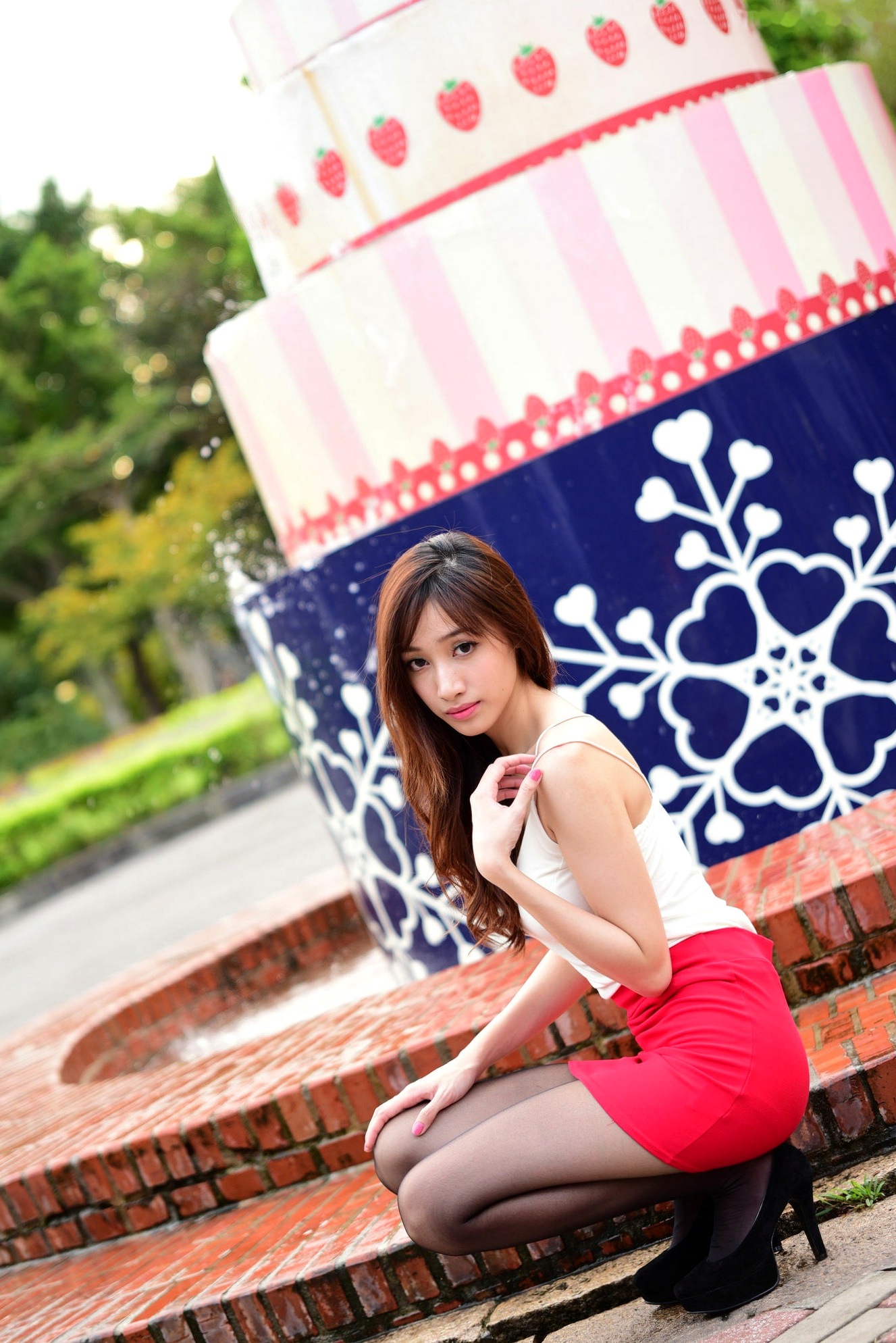 Gallery - 台湾正妹段璟乐自来水博物馆街拍写真：白吊带红裙黑丝御姐范十足街拍性感美腿黑丝气质 段乐乐女神私房照_秀色女神 - image 18