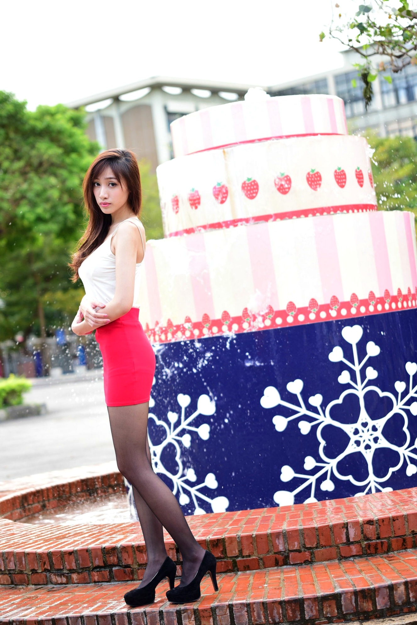 Gallery - 台湾正妹段璟乐自来水博物馆街拍写真：白吊带红裙黑丝御姐范十足街拍性感美腿黑丝气质 段乐乐女神私房照_秀色女神 - image 20