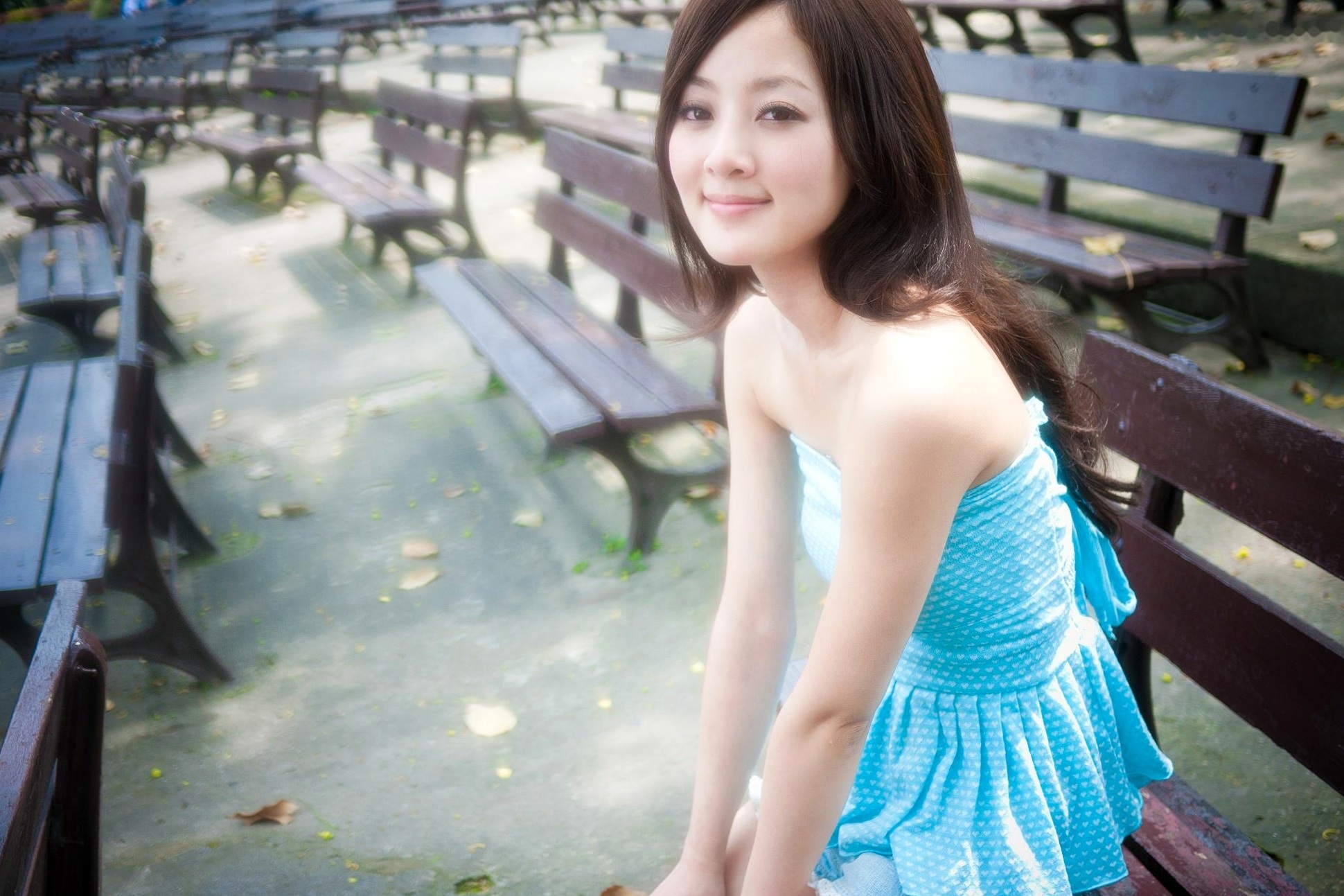 Gallery - 台湾正妹张允霏果子MM：228公园户外街拍写真，清新运动风造型，展现青春校园活力感台湾街拍清新户外女神 张凯洁女神私房照_秀色女神 - image 13