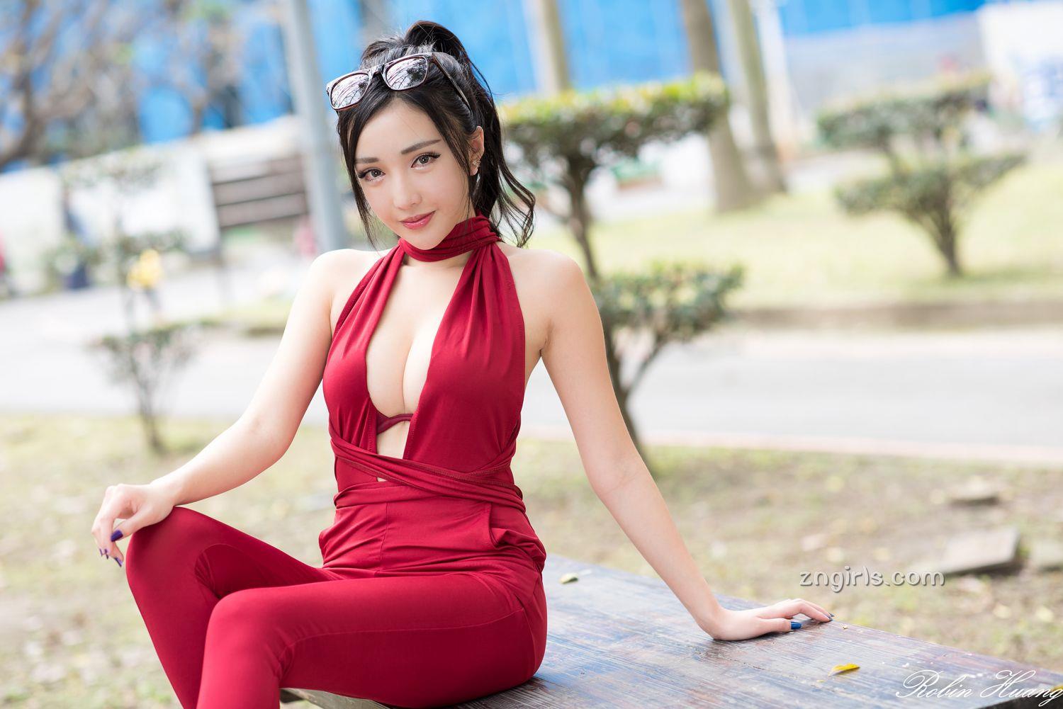 赵芸- 成熟女人写真之深红开胸长裙