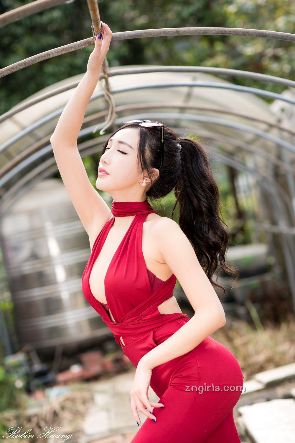 赵芸- 成熟女人写真之深红开胸长裙