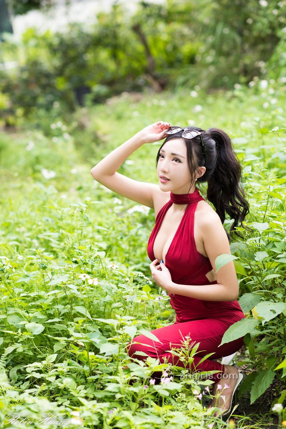 赵芸- 成熟女人写真之深红开胸长裙