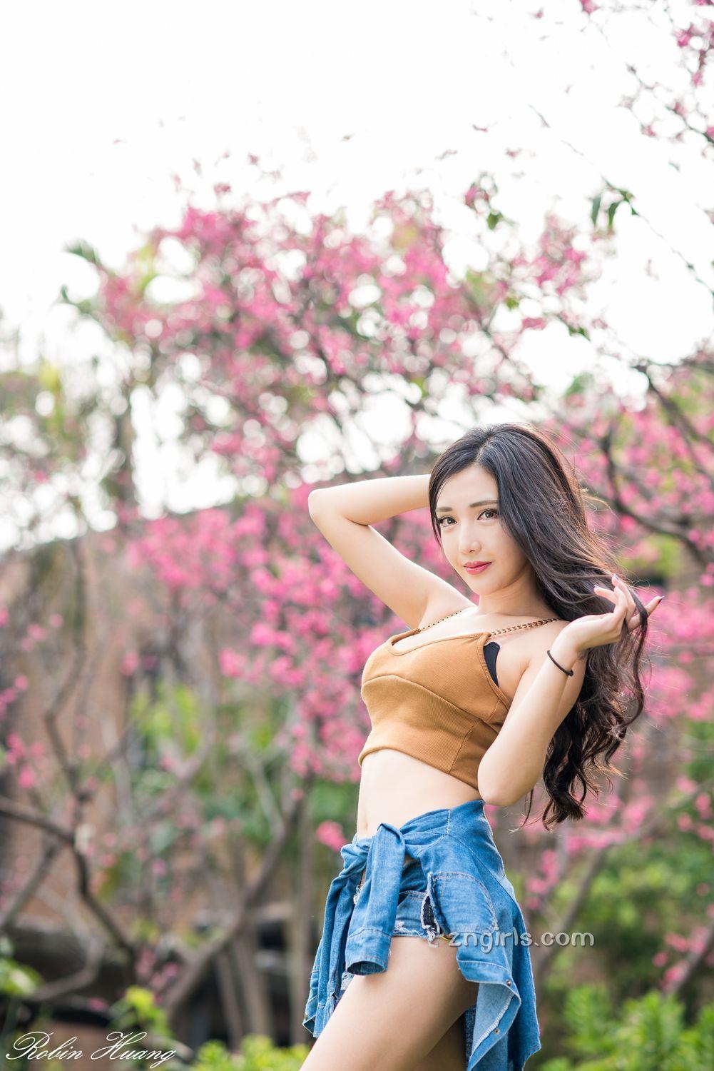 赵芸- 成熟女人写真之深红开胸长裙