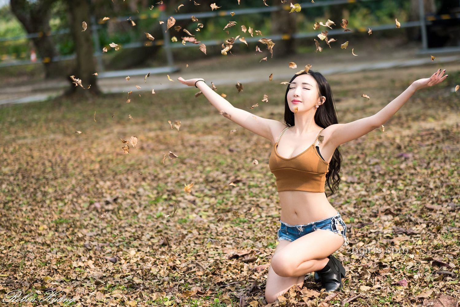 赵芸- 成熟女人写真之深红开胸长裙