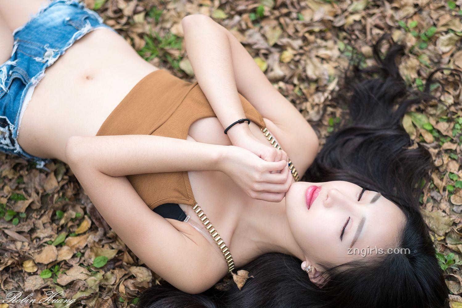 赵芸- 成熟女人写真之深红开胸长裙