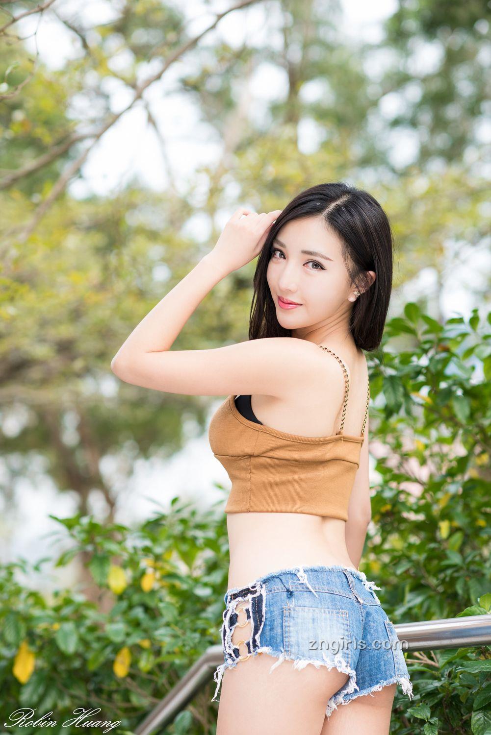 赵芸- 成熟女人写真之深红开胸长裙