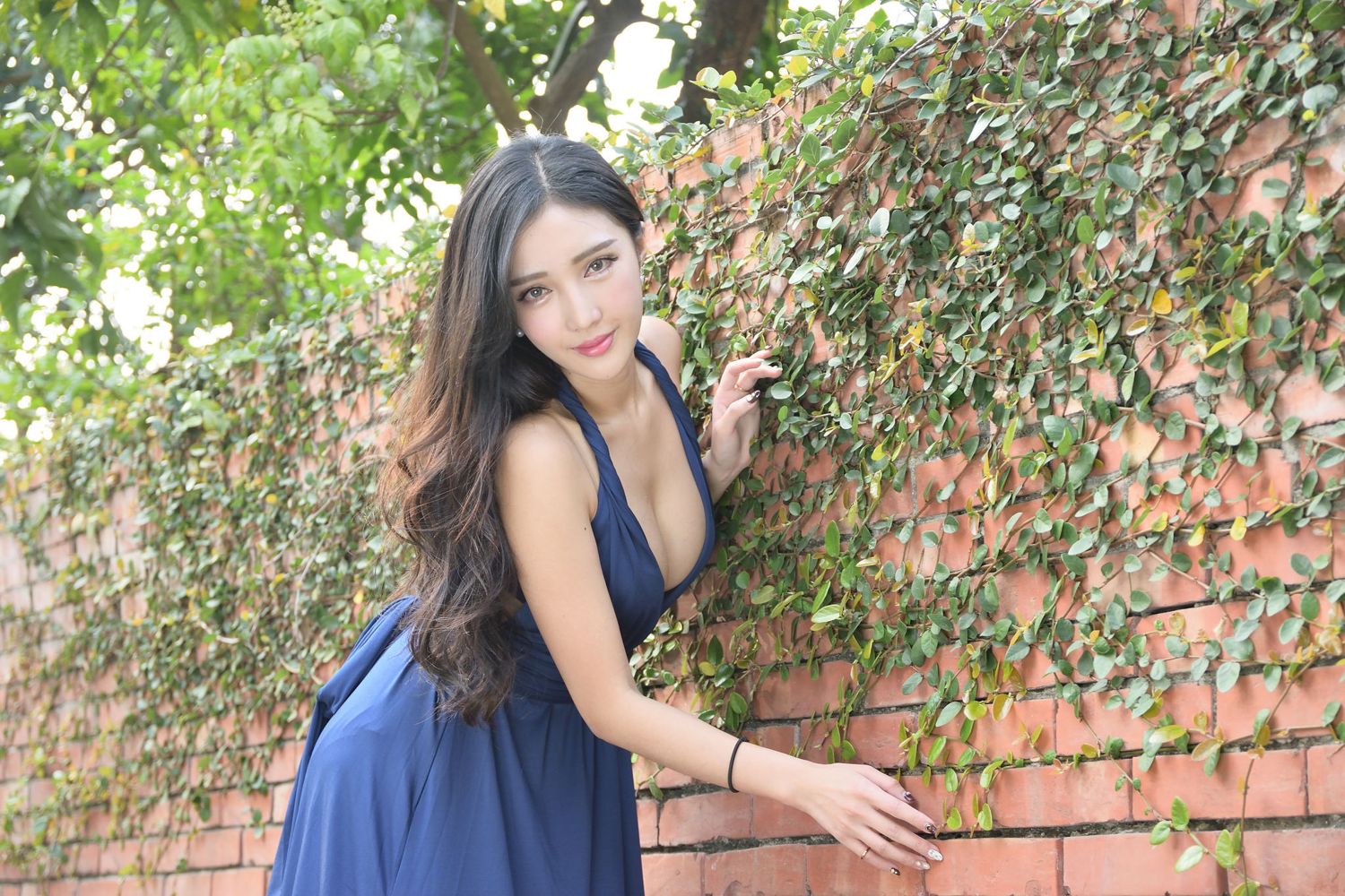 赵芸- 成熟女人写真之汽车修理工