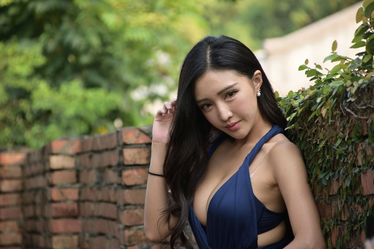 赵芸- 成熟女人写真之汽车修理工