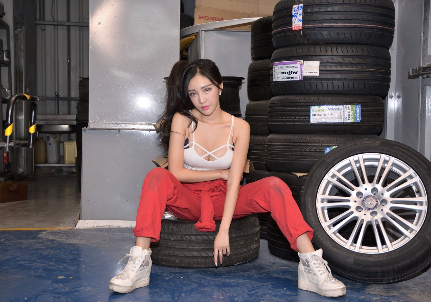 赵芸- 成熟女人写真之汽车修理工