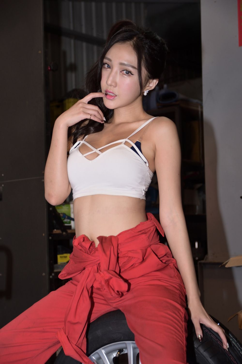 赵芸- 成熟女人写真之汽车修理工