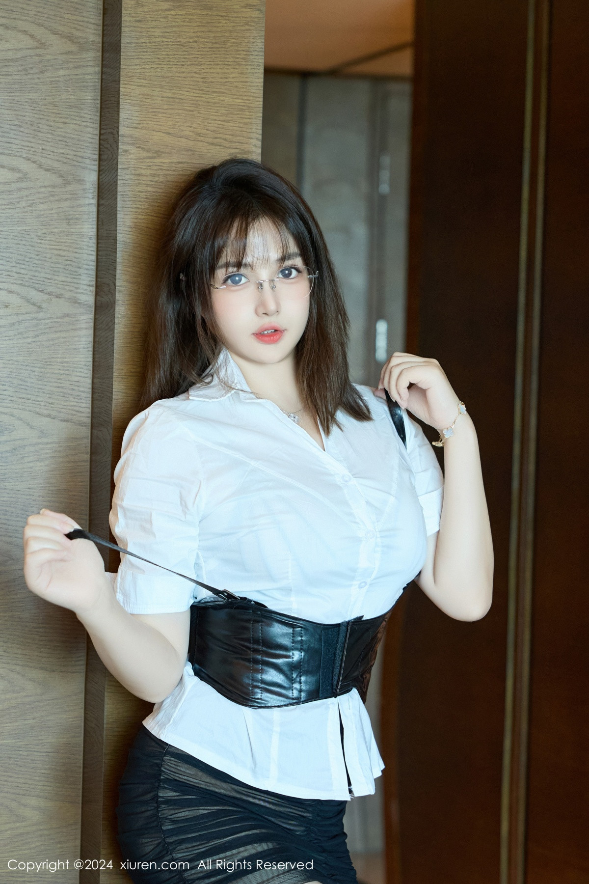 [XiuRen]高清写真图 2024.09.03 No.9104 养乐多Doll 黑丝美腿