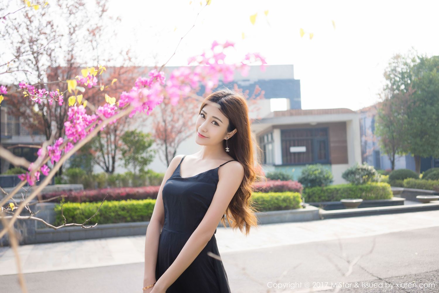 颜值美女小蕾蕾 黄色长裙蓝色吊带