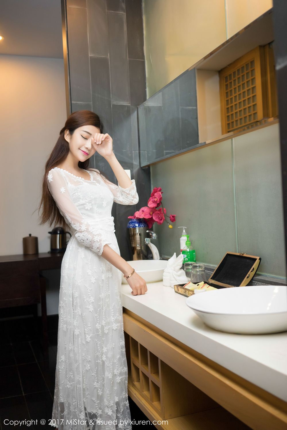 颜值美女小蕾蕾 黄色长裙蓝色吊带