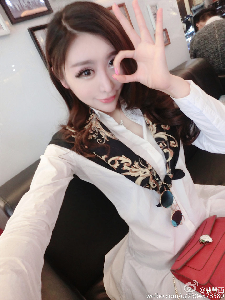 裴希西 大奶美女感自拍美图