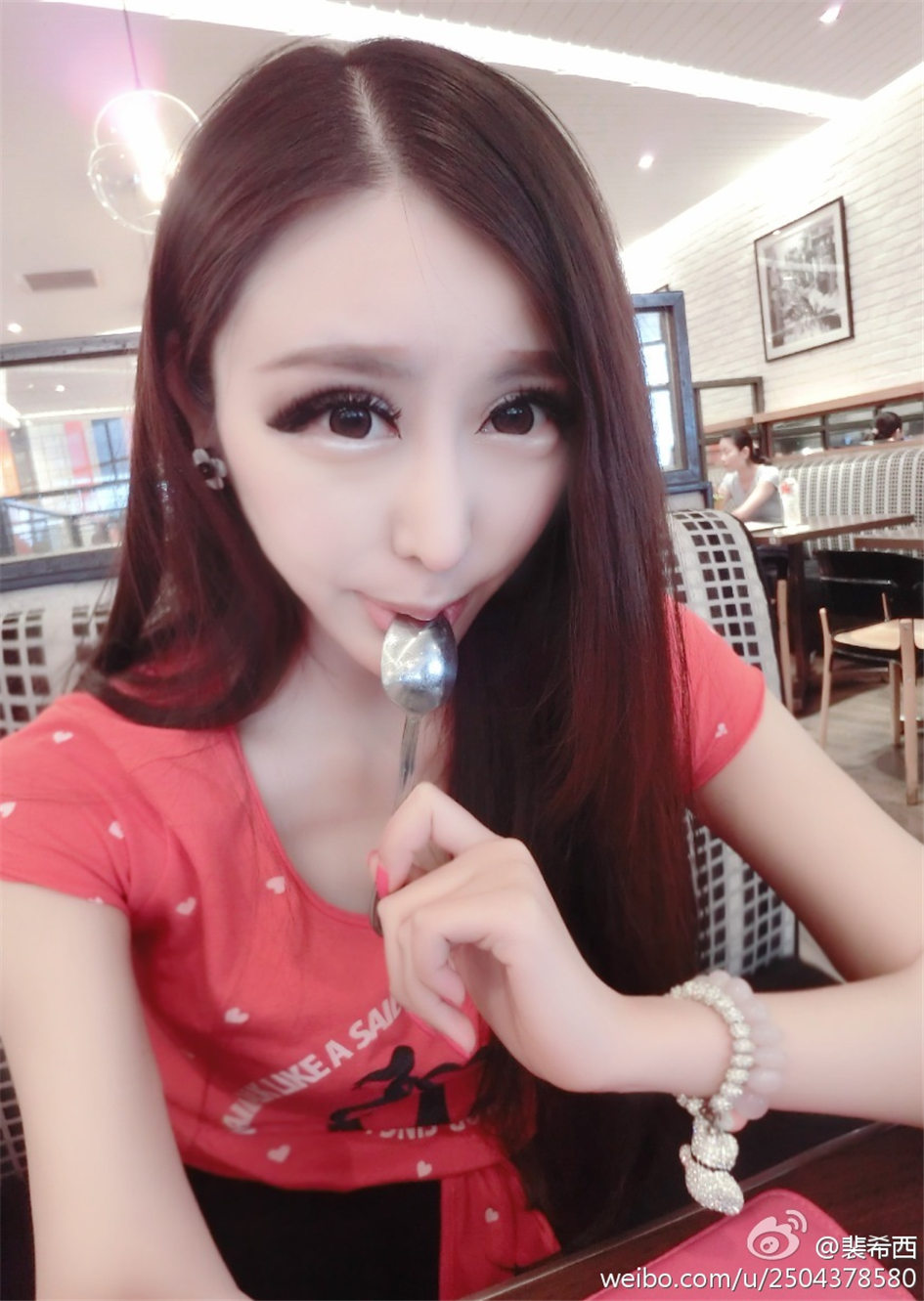 裴希西 性感小美女酥胸美乳自拍图片