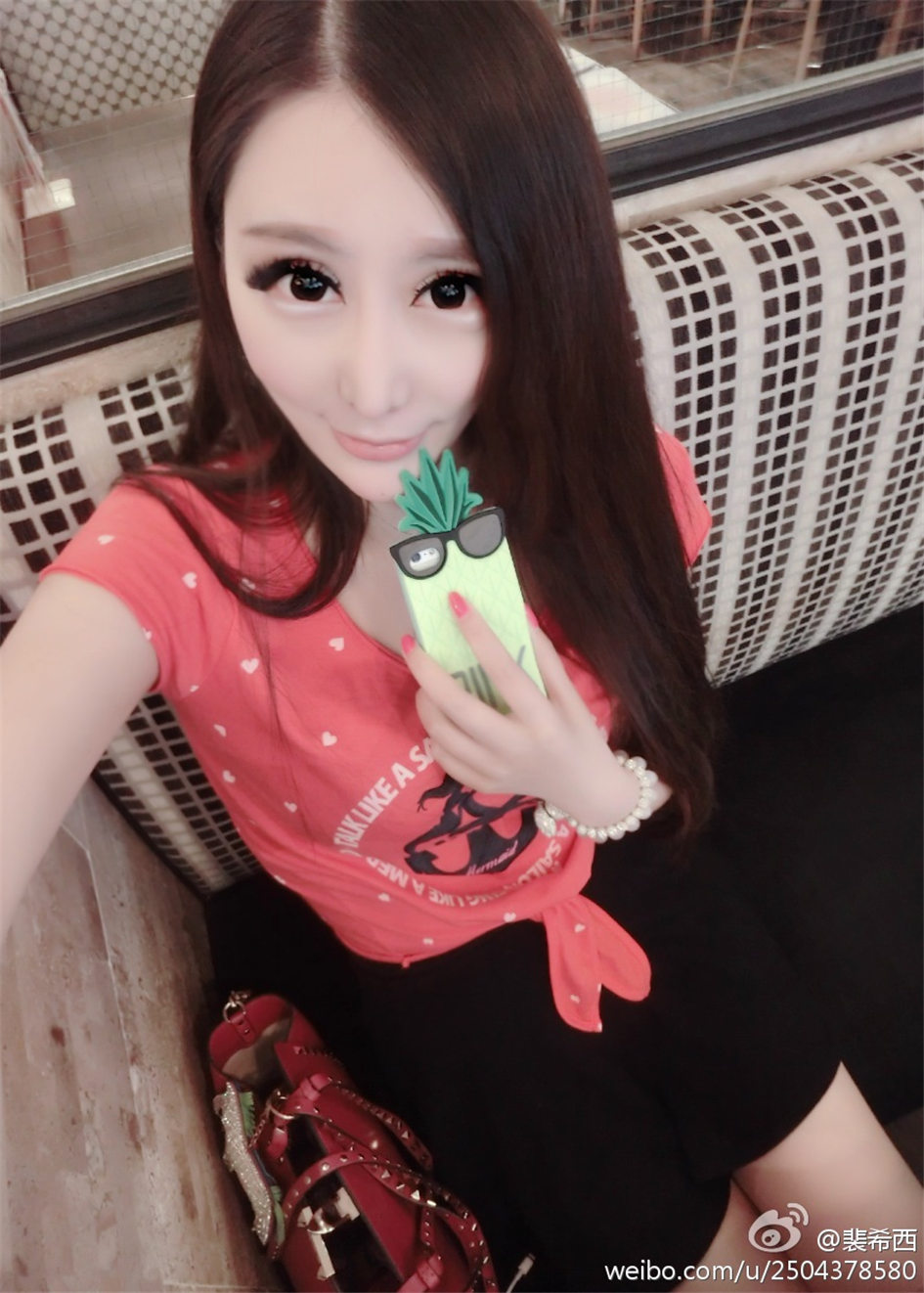 裴希西 性感小美女酥胸美乳自拍图片