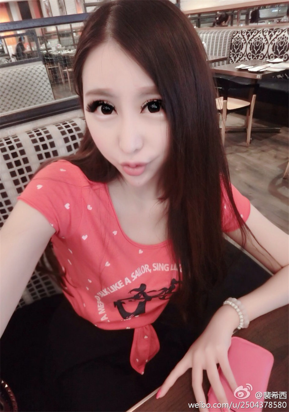 裴希西 性感小美女酥胸美乳自拍图片