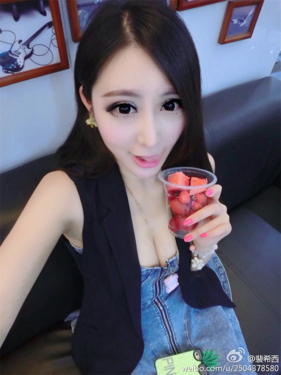 裴希西 性感小美女酥胸美乳自拍图片
