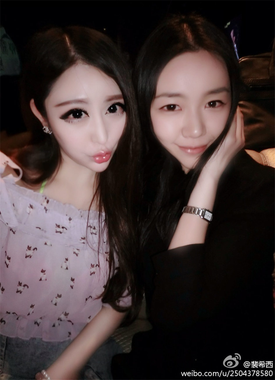 裴希西 性感小美女酥胸美乳自拍图片